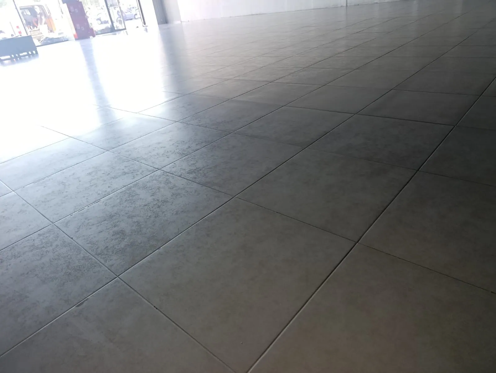 Pardoseală comercială curată după intervenție