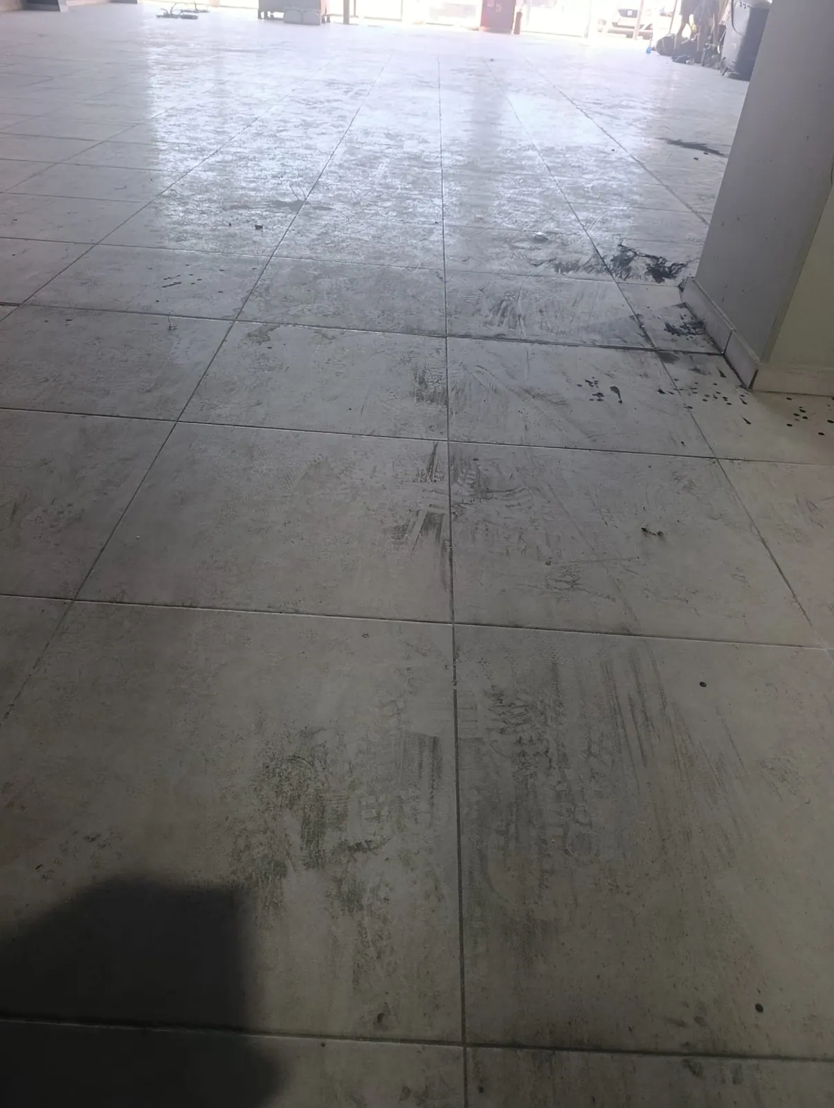 Pardoseală comercială cu urme înainte de curățare