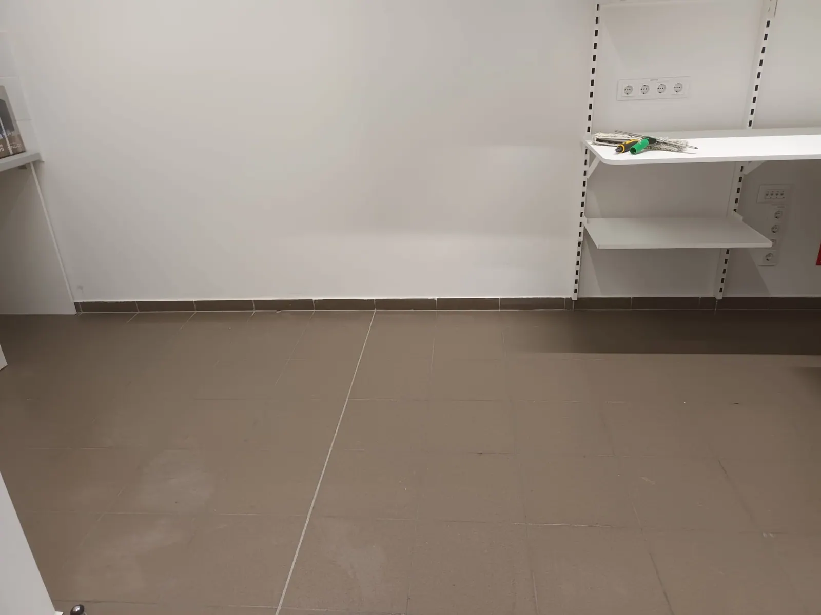 Pardoseală cu urme înainte de curățare