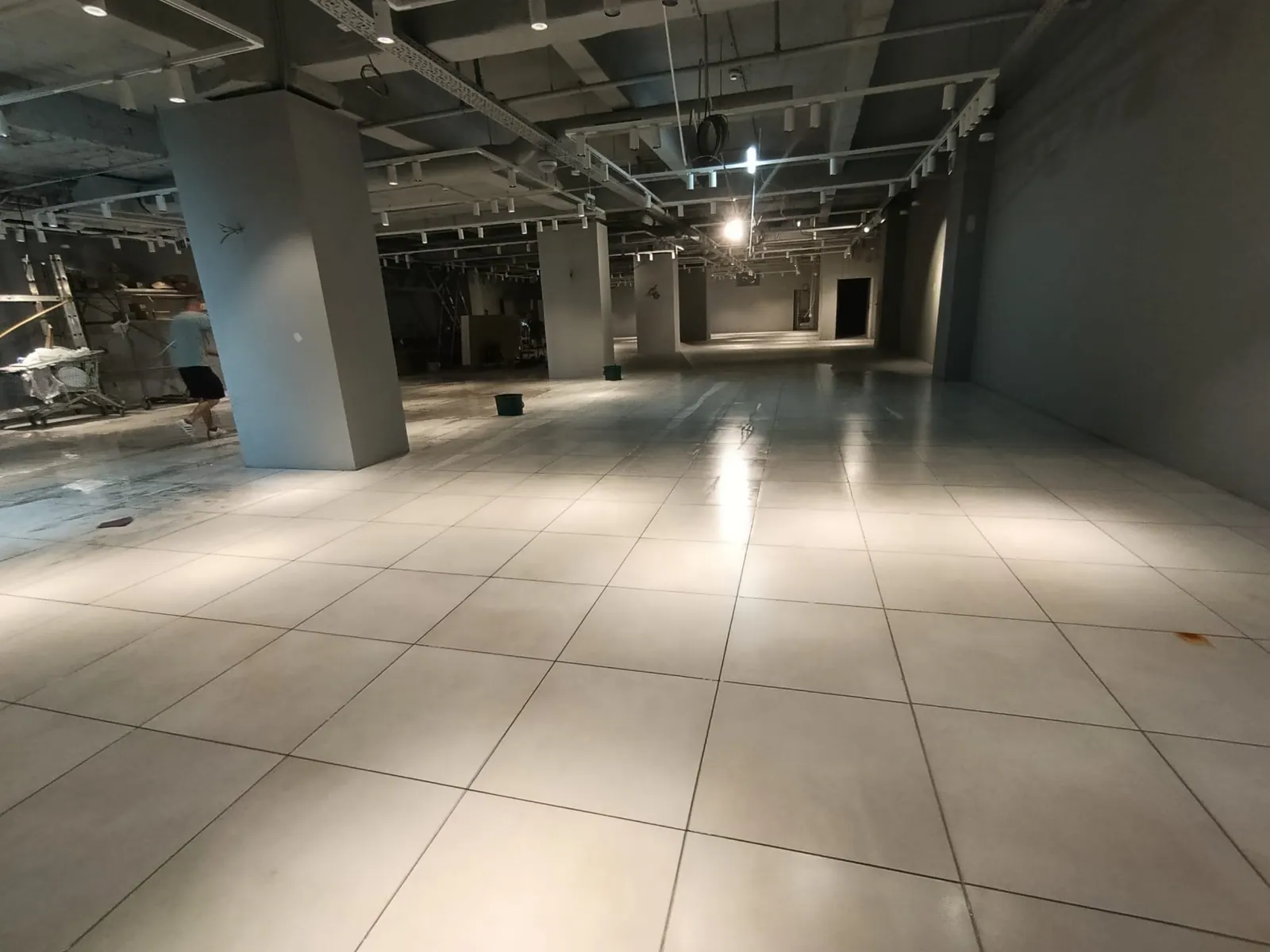 Pardoseală din spațiu comercial după curățare