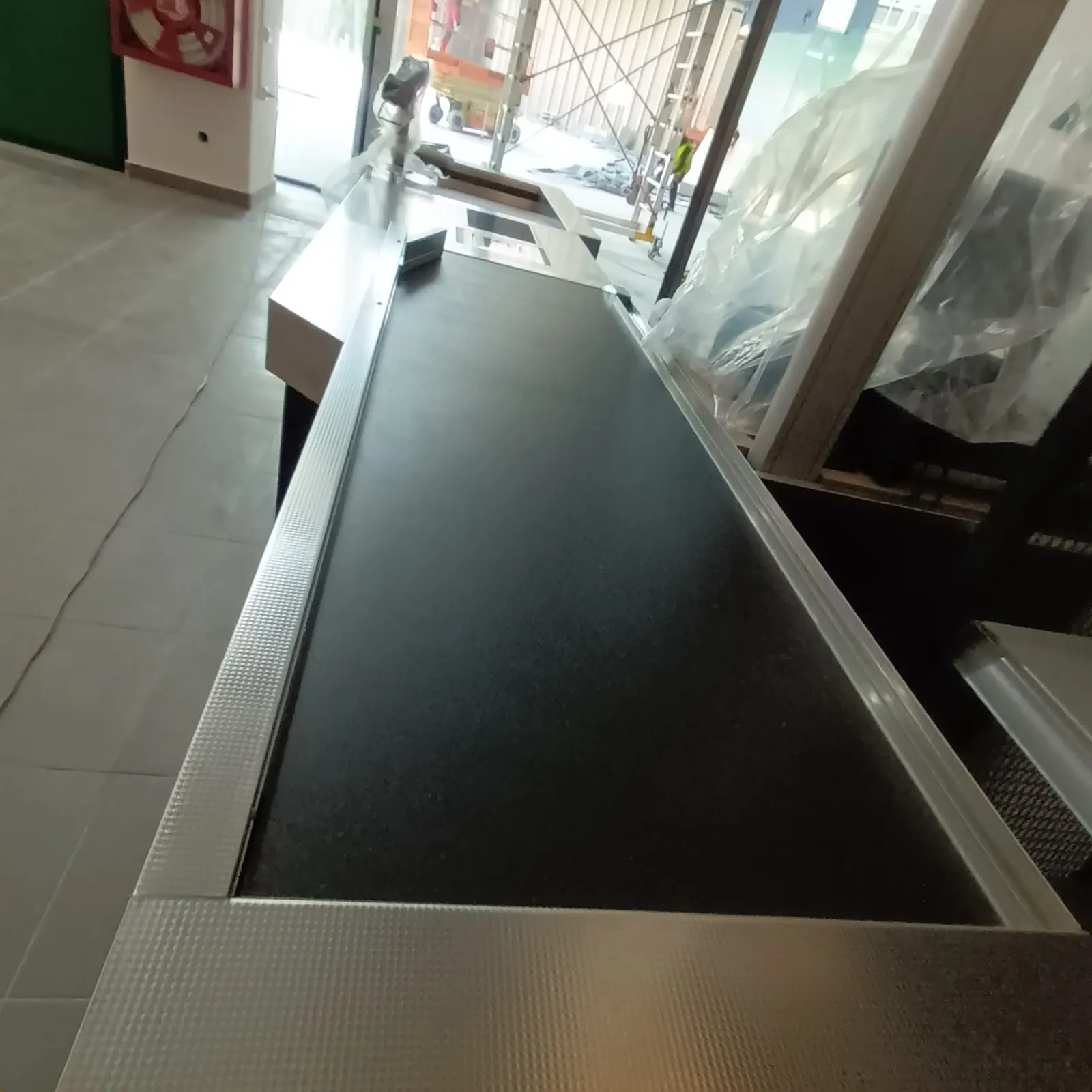 Aceeași suprafață comercială după curățare